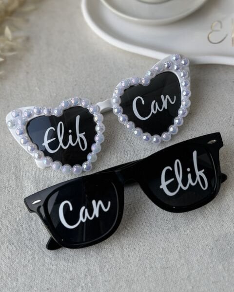 İsme Özel Baskılı Gelin & Damat Güneş Gözlüğü 2 li Set ÜCRETSİZ KARGO - Kalpli Beyaz Gelin Gözlüğü - Siyah isimli Damat Gözlüğü