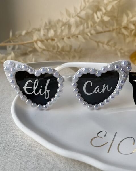 İsme Özel Baskılı Gelin & Damat Güneş Gözlüğü 2 li Set - Kalpli Beyaz Gelin Gözlüğü - Siyah isimli Damat Gözlüğü