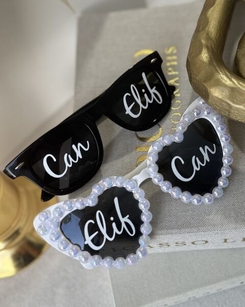 İsme Özel Baskılı Gelin & Damat Güneş Gözlüğü 2 li Set ÜCRETSİZ KARGO - Kalpli Beyaz Gelin Gözlüğü - Siyah isimli Damat Gözlüğü