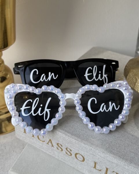 İsme Özel Baskılı Gelin & Damat Güneş Gözlüğü 2 li Set ÜCRETSİZ KARGO - Kalpli Beyaz Gelin Gözlüğü - Siyah isimli Damat Gözlüğü