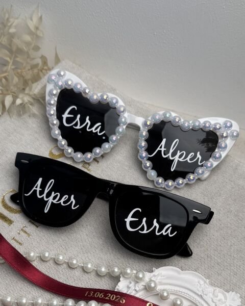 İsme Özel Baskılı Gelin & Damat Güneş Gözlüğü 2 li Set - Kalpli Beyaz Gelin Gözlüğü - Siyah isimli Damat Gözlüğü