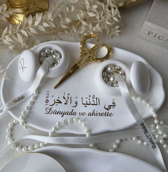 Söz Tepsisi ve Damat Kahvesi Seti Tam Takım - Bir Ömre Bismillah yazılı KAPAKLI KUTULU YÜZÜKLÜK – İsimli Yüzük Tepsisi ve Damat Fincan Takımı - Kurdele ve Çikolata Hediyeli – Ücretsiz Kargo