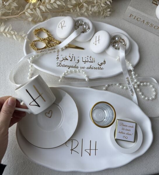 Söz Tepsisi ve Damat Kahvesi Seti Tam Takım - Bir Ömre Bismillah yazılı KAPAKLI KUTULU YÜZÜKLÜK – İsimli Yüzük Tepsisi ve Damat Fincan Takımı - Kurdele ve Çikolata Hediyeli – Ücretsiz Kargo