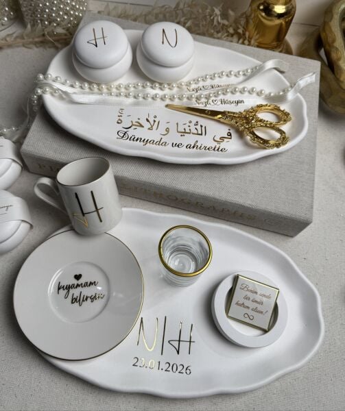 Söz Tepsisi ve Damat Kahvesi Seti Tam Takım - Bir Ömre Bismillah yazılı KAPAKLI KUTULU YÜZÜKLÜK – İsimli Yüzük Tepsisi ve Damat Fincan Takımı - Kurdele ve Çikolata Hediyeli – Ücretsiz Kargo