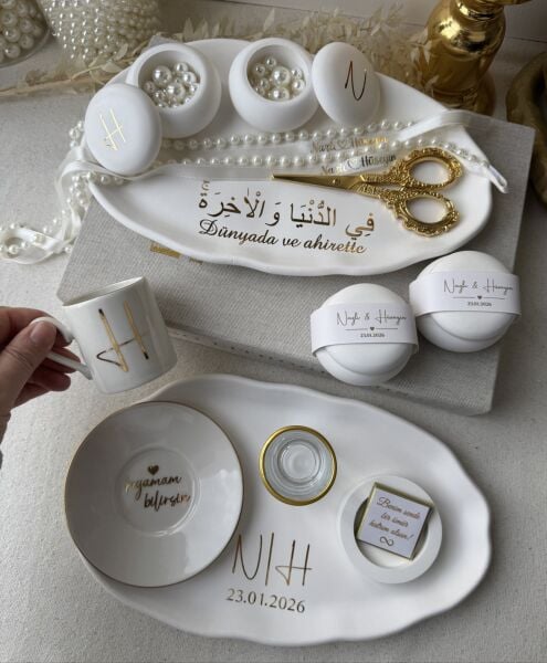 Söz Tepsisi ve Damat Kahvesi Seti Tam Takım - Bir Ömre Bismillah yazılı KAPAKLI KUTULU YÜZÜKLÜK – İsimli Yüzük Tepsisi ve Damat Fincan Takımı - Kurdele ve Çikolata Hediyeli – Ücretsiz Kargo