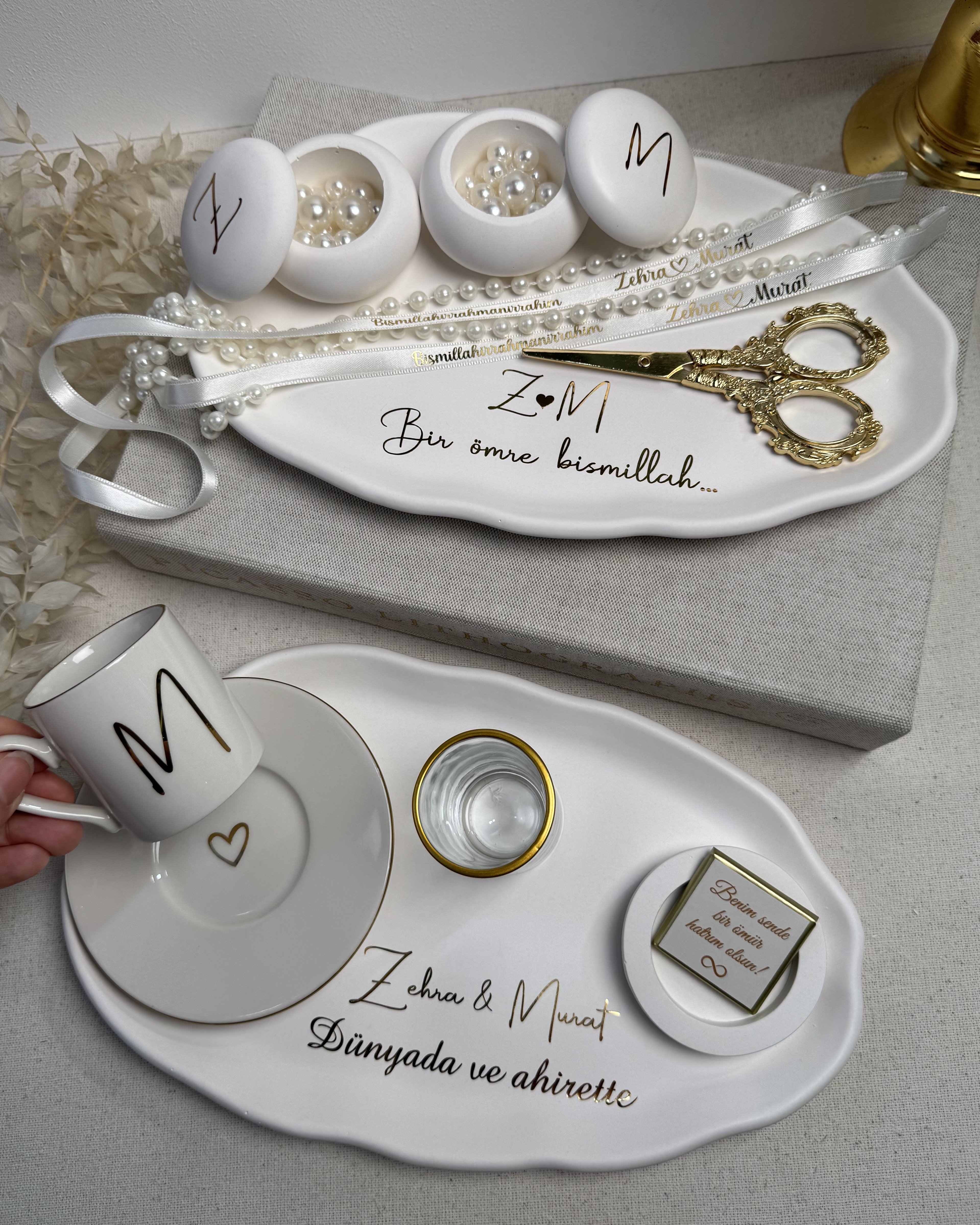 Söz Tepsisi ve Damat Kahvesi Seti Tam Takım - Bir Ömre Bismillah yazılı KAPAKLI KUTULU YÜZÜKLÜK – İsimli Yüzük Tepsisi ve Damat Fincan Takımı - Kurdele ve Çikolata Hediyeli – Ücretsiz Kargo