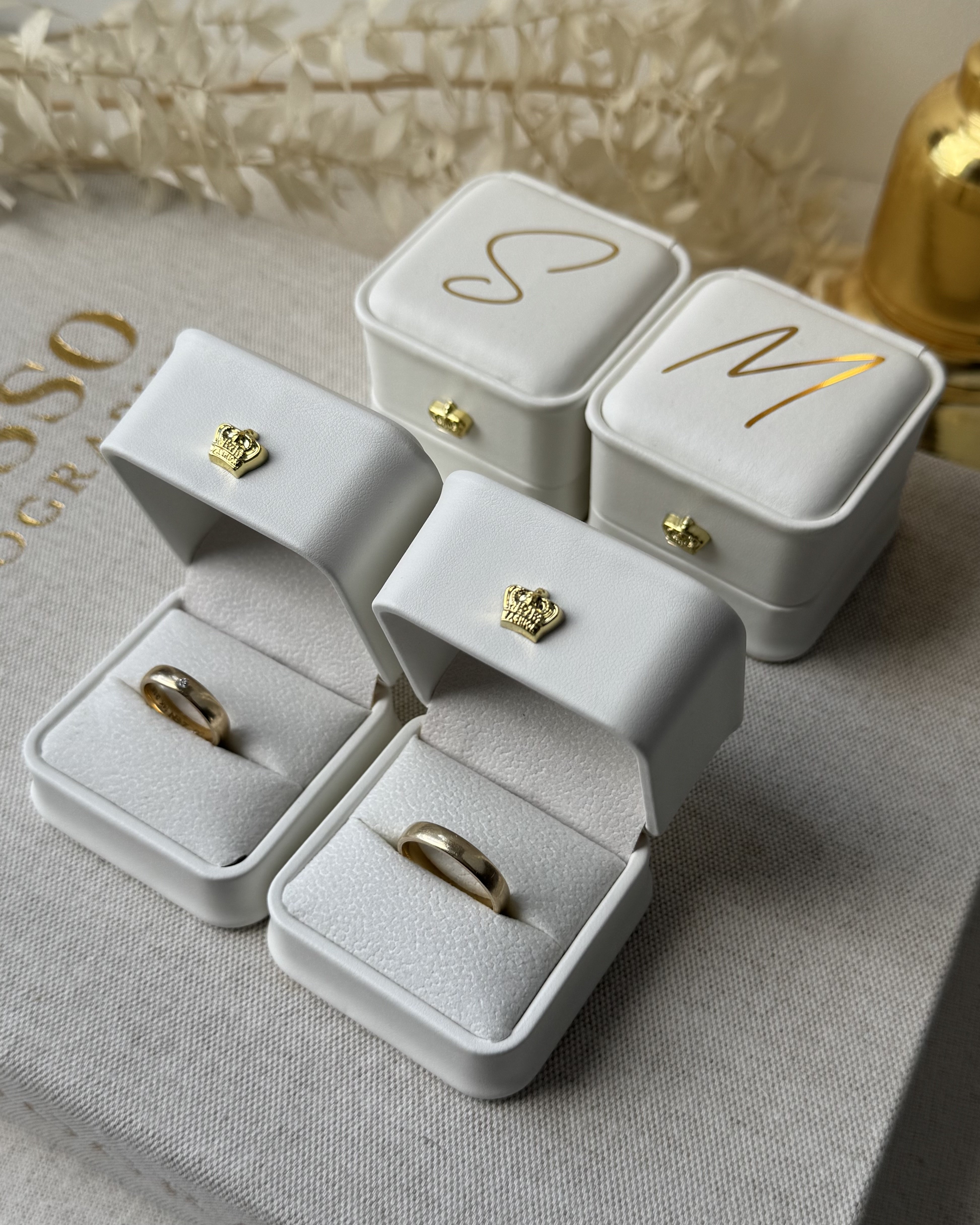 Çift Yüzük Kutusu Beyaz Deri Üzeri İsim veya Harf Baskılı Altın  - Gümüş - Siyah - Rose Gold Baskı Seçenekleri