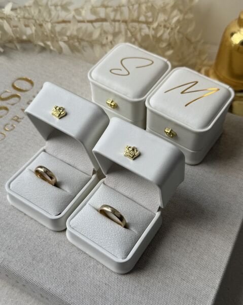 Çift Yüzük Kutusu Beyaz Deri Üzeri İsim veya Harf Baskılı Altın  - Gümüş - Siyah - Rose Gold Baskı Seçenekleri