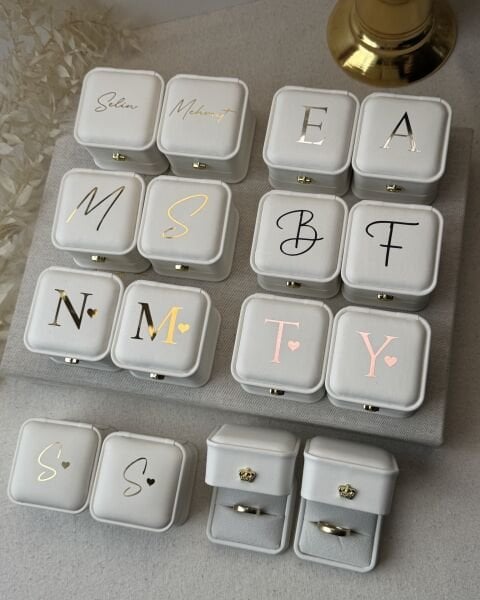 Çift Yüzük Kutusu Beyaz Deri Üzeri İsim veya Harf Baskılı Altın  - Gümüş - Siyah - Rose Gold Baskı Seçenekleri