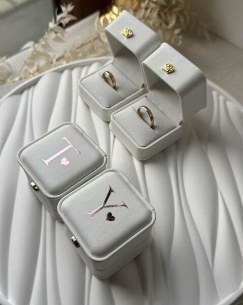 Çift Yüzük Kutusu Beyaz Deri Üzeri İsim veya Harf Baskılı Altın  - Gümüş - Siyah - Rose Gold Baskı Seçenekleri
