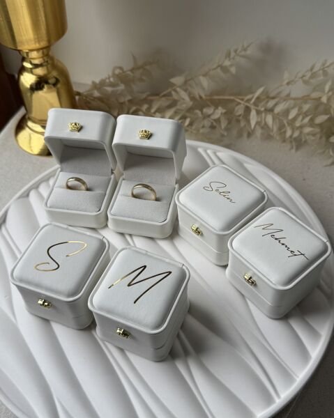 Çift Yüzük Kutusu Beyaz Deri Üzeri İsim veya Harf Baskılı Altın  - Gümüş - Siyah - Rose Gold Baskı Seçenekleri