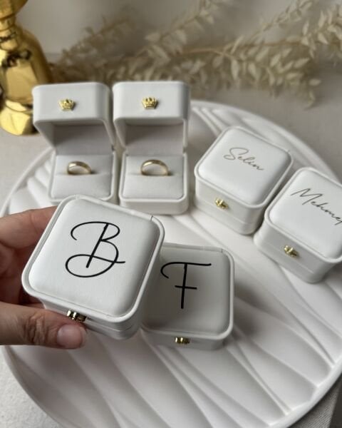 Çift Yüzük Kutusu Beyaz Deri Üzeri İsim veya Harf Baskılı Altın  - Gümüş - Siyah - Rose Gold Baskı Seçenekleri