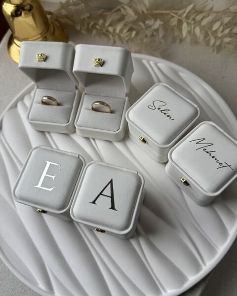 Çift Yüzük Kutusu Beyaz Deri Üzeri İsim veya Harf Baskılı Altın  - Gümüş - Siyah - Rose Gold Baskı Seçenekleri