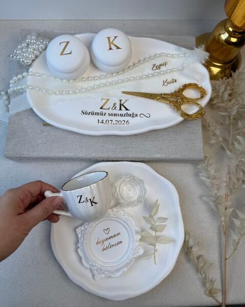 ÜCRETSİZ KARGO! YENİ Söz - Nişan Yüzük Tepsisi ve Damat Kahvesi Tepsi Seti İsme Özel Tam Takım - KAPAKLI KUTULU  İNCİLİ YÜZÜKLÜK – İsimli İnci Kurdeleli Yüzük Tepsisi ve İstiridye Model Damat Fincan Takımı