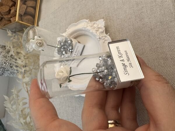 Söz - Nişan - Nikah Hediyesi Kristal Boncuklu Cam Fanusta Gül Hediyelik Pleksi İsim Etiketi 2026 Model Gold veya Gümüş