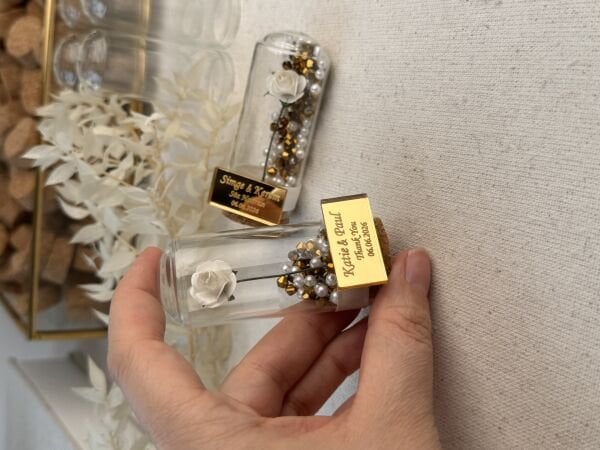 Söz - Nişan - Nikah Hediyesi Kristal Boncuklu Cam Fanusta Gül Hediyelik Pleksi İsim Etiketi 2026 Model Gold veya Gümüş