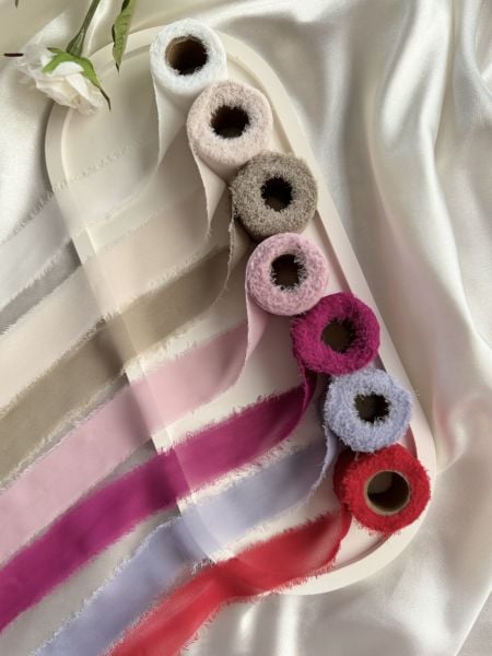 İsim Baskılı İpek Şifon Yüzük Kurdelesi 100 cm  - Özel Varak Baskılı Kenarı Saçaklı 3 cm eninde İpek Şifon Kurdele