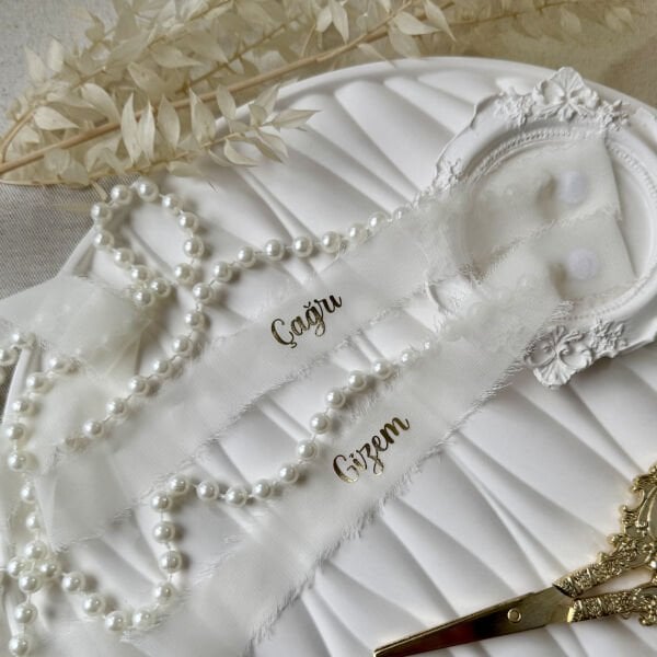 İsim Baskılı İpek Şifon Yüzük Kurdelesi 100 cm  - Özel Varak Baskılı Kenarı Saçaklı 3 cm eninde İpek Şifon Kurdele