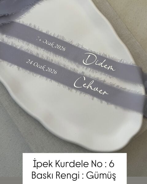 İsim Baskılı İpek Şifon Yüzük Kurdelesi 100 cm  - Özel Varak Baskılı Kenarı Saçaklı 3 cm eninde İpek Şifon Kurdele