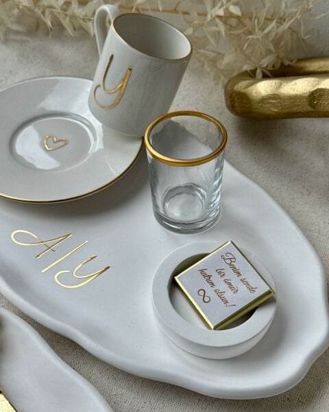 Nişan Tepsisi ve Söz Tepsisi Arapça yazılı – İsimli Yüzük Tepsisi ve Damat Fincan Takımı - Kurdele ve Çikolata Hediyeli – Ücretsiz Kargo