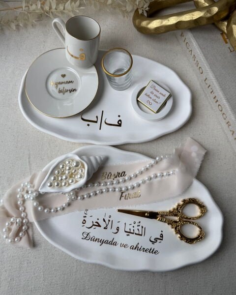 Nişan Tepsisi ve Söz Tepsisi Arapça yazılı – İsimli Yüzük Tepsisi ve Damat Fincan Takımı - Kurdele ve Çikolata Hediyeli – Ücretsiz Kargo