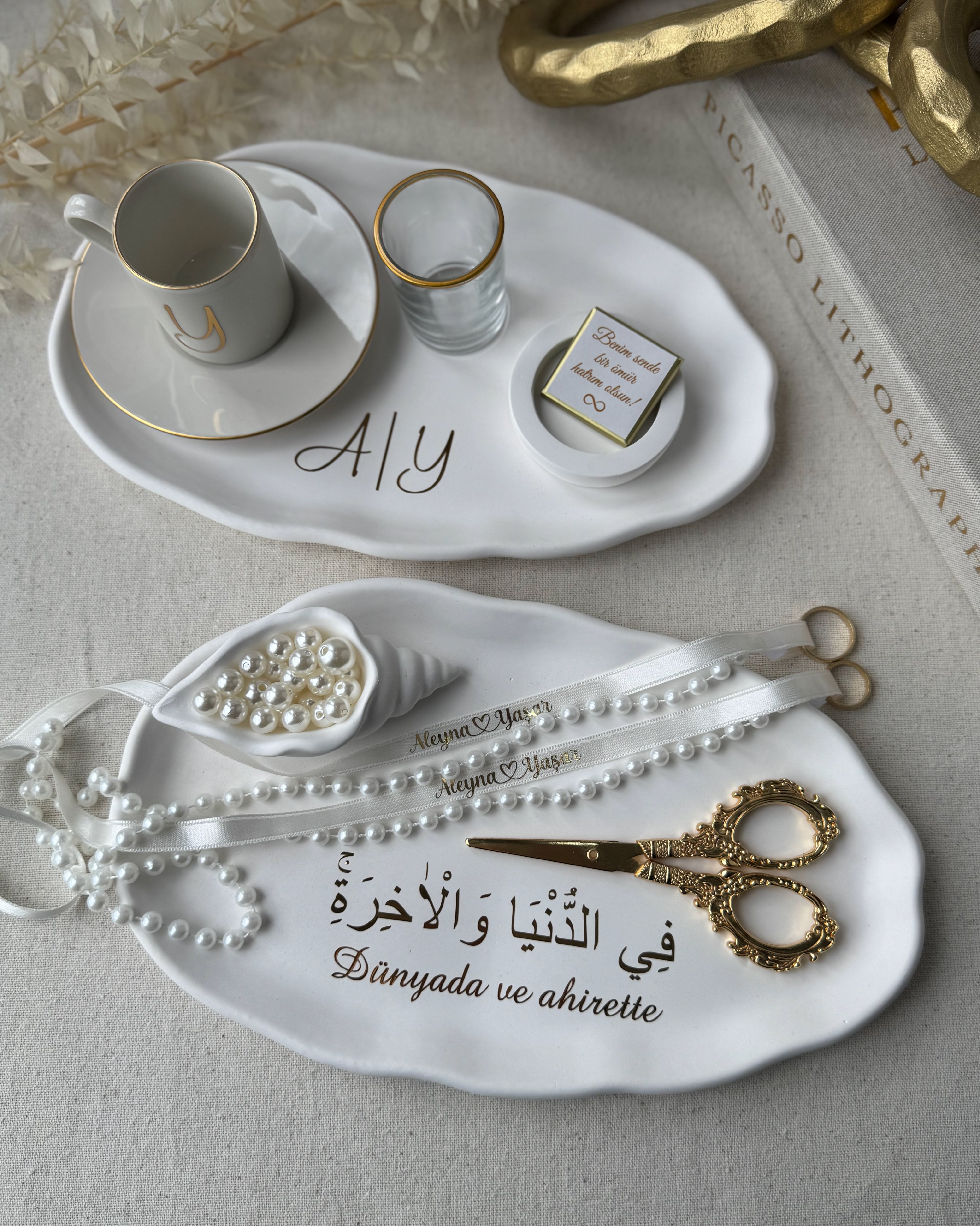 Nişan Tepsisi ve Söz Tepsisi Arapça yazılı – İsimli Yüzük Tepsisi ve Damat Fincan Takımı - Kurdele ve Çikolata Hediyeli – Ücretsiz Kargo