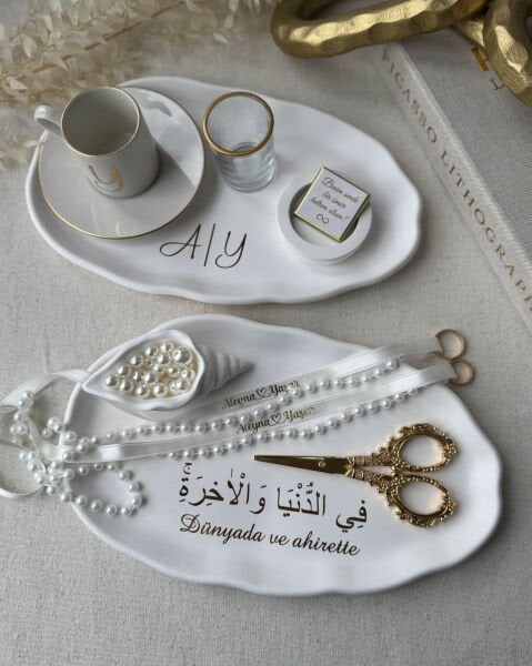 Nişan Tepsisi ve Söz Tepsisi Arapça yazılı – İsimli Yüzük Tepsisi ve Damat Fincan Takımı - Kurdele ve Çikolata Hediyeli – Ücretsiz Kargo