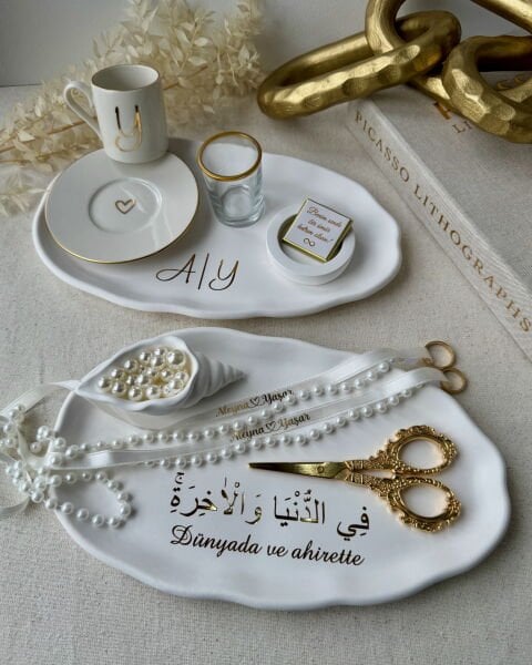 Nişan Tepsisi ve Söz Tepsisi Arapça yazılı – İsimli Yüzük Tepsisi ve Damat Fincan Takımı - Kurdele ve Çikolata Hediyeli – Ücretsiz Kargo