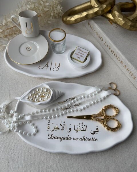 Nişan Tepsisi ve Söz Tepsisi Arapça yazılı – İsimli Yüzük Tepsisi ve Damat Fincan Takımı - Kurdele ve Çikolata Hediyeli – Ücretsiz Kargo