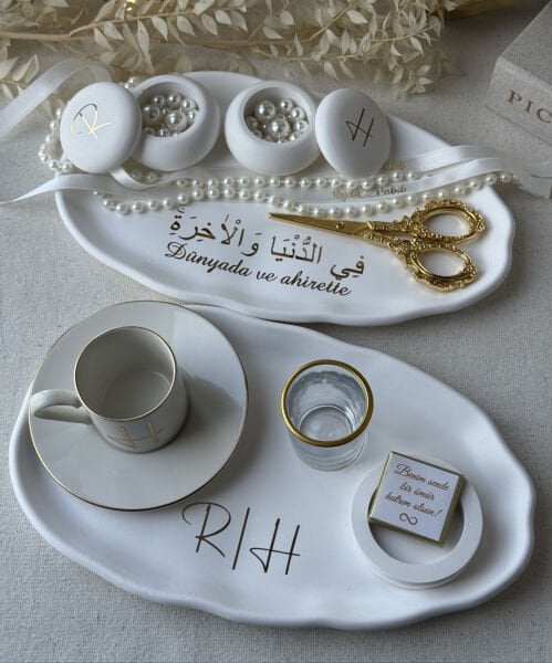 Nişan Tepsisi ve Söz Tepsisi Arapça yazılı KAPAKLI KUTULU YÜZÜKLÜK – İsimli Yüzük Tepsisi ve Damat Fincan Takımı - Kurdele ve Çikolata Hediyeli – Ücretsiz Kargo