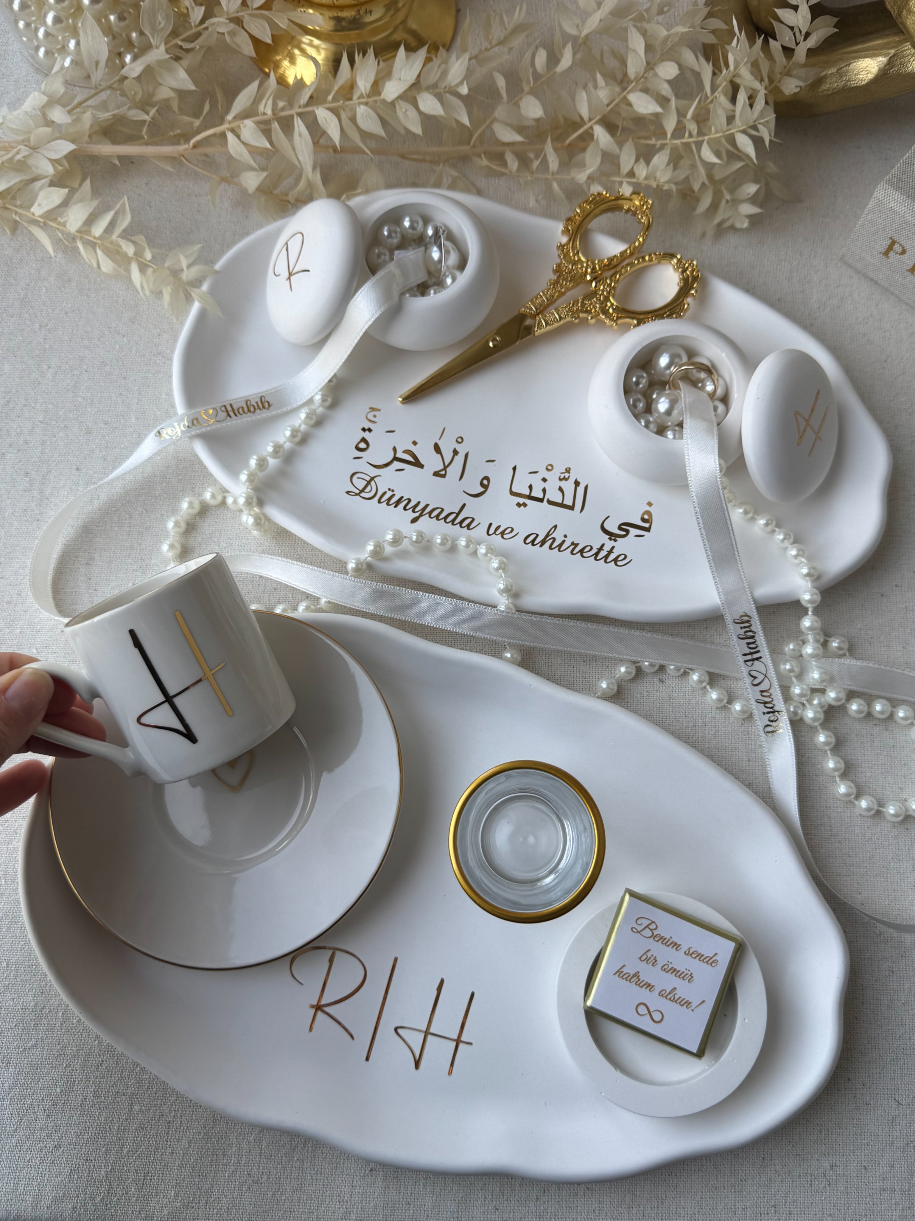 Nişan Tepsisi ve Söz Tepsisi Arapça yazılı KAPAKLI KUTULU YÜZÜKLÜK – İsimli Yüzük Tepsisi ve Damat Fincan Takımı - Kurdele ve Çikolata Hediyeli – Ücretsiz Kargo