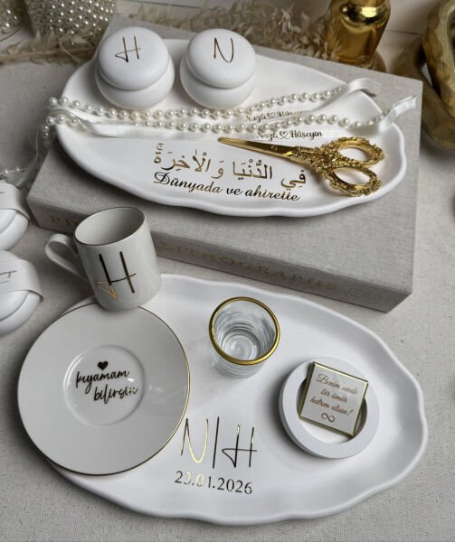 Nişan Tepsisi ve Söz Tepsisi Arapça yazılı KAPAKLI KUTULU YÜZÜKLÜK – İsimli Yüzük Tepsisi ve Damat Fincan Takımı - Kurdele ve Çikolata Hediyeli – Ücretsiz Kargo
