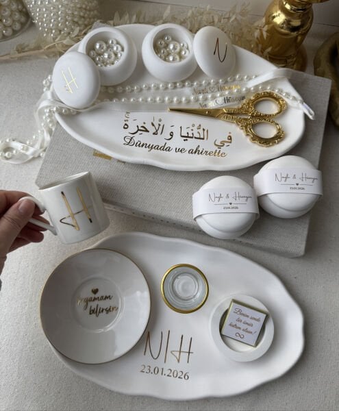 Nişan Tepsisi ve Söz Tepsisi Arapça yazılı KAPAKLI KUTULU YÜZÜKLÜK – İsimli Yüzük Tepsisi ve Damat Fincan Takımı - Kurdele ve Çikolata Hediyeli – Ücretsiz Kargo